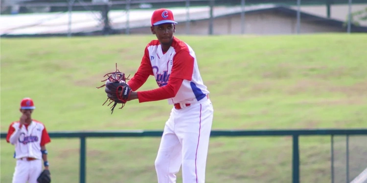 se-va-de-cuba-el-pitcher-ediel-ponce,-novato-del-ano-en-la-ultima-serie-nacional