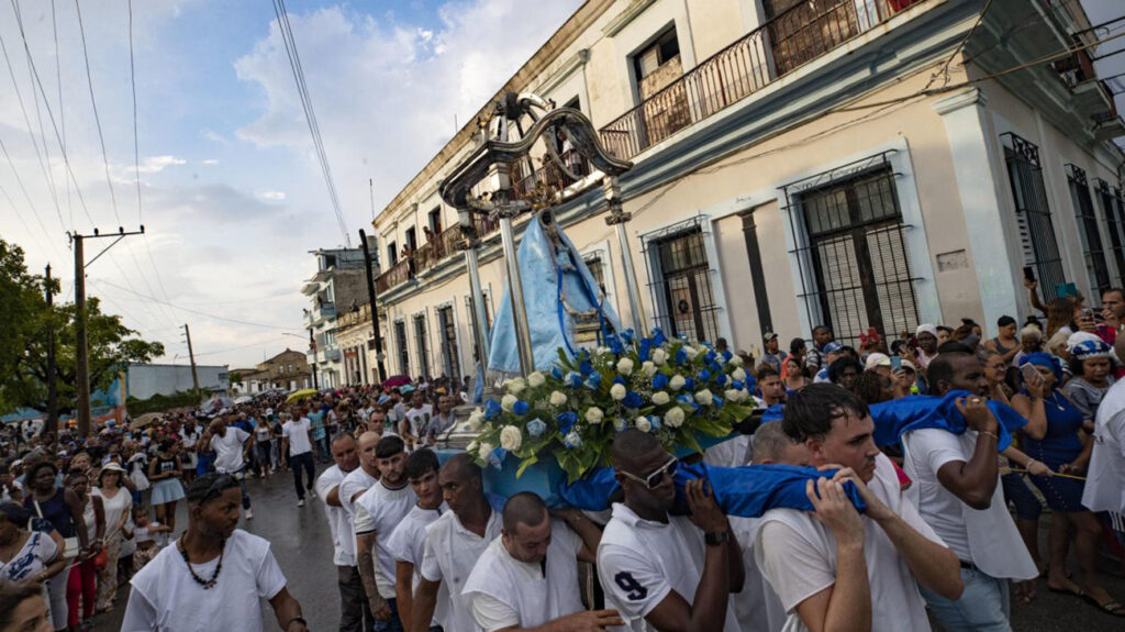 dozens-of-devotees-venerate-the-virgin-of-regla-on-the-eve-of-the-day-of-cuba’s-patron-saint