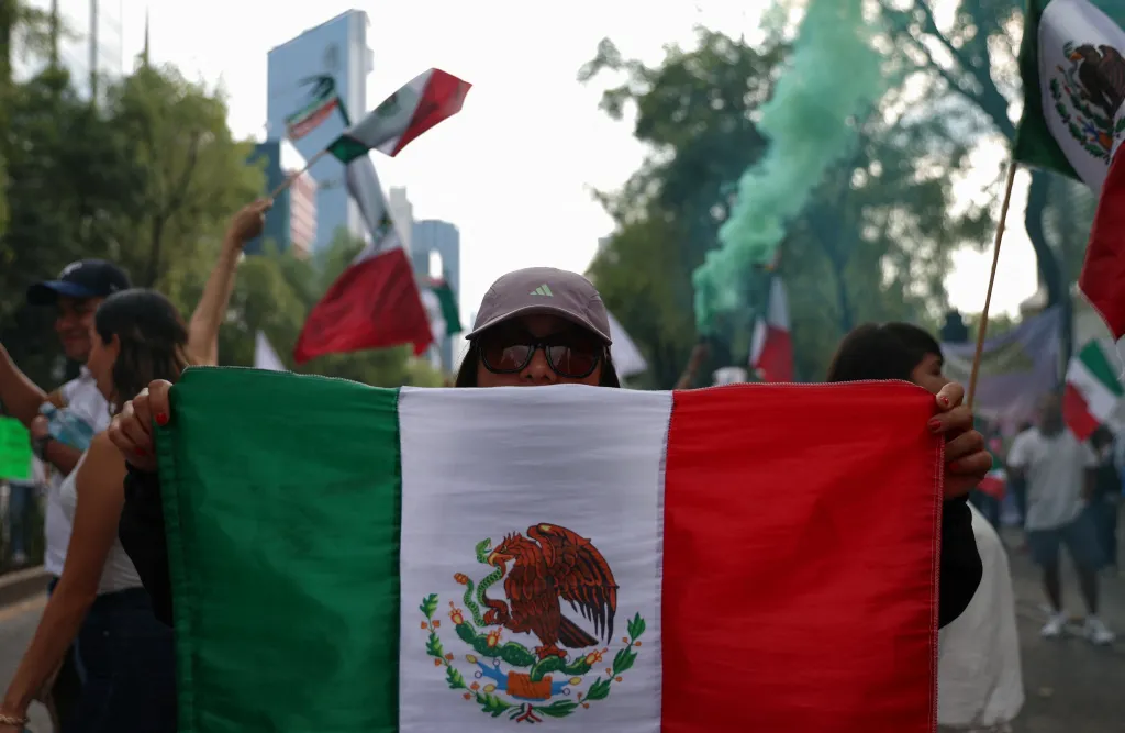 mexico-police-arrest-2-journalists-at-human-rights-protest