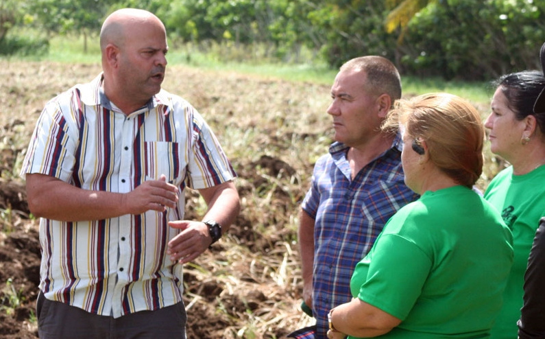 the-first-secretary-of-the-party-in-villa-clara-imparts-‘edifying-lessons’-to-the-farmers