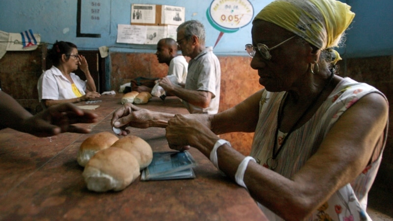 “ahorita-nos-daran-un-pan-de-cumpleanos”,-cubanos-protestan-por-reduccion-del-tamano-del-pan