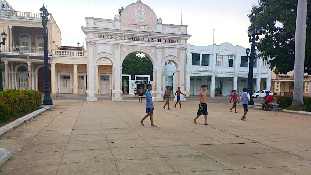 in-jose-marti-park-in-cienfuegos-boys-bet-money-and-girls-look-for-a-foreigner