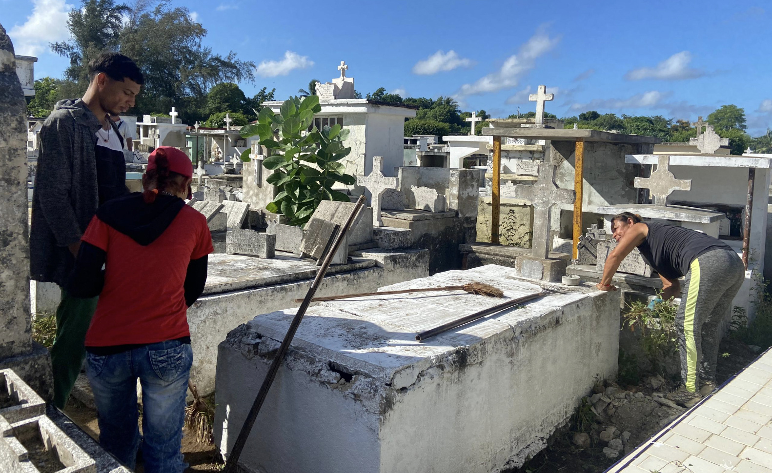 when-it-gets-dark,-not-even-the-police-enter-the-‘gloomy’-las-tunas-cemetery