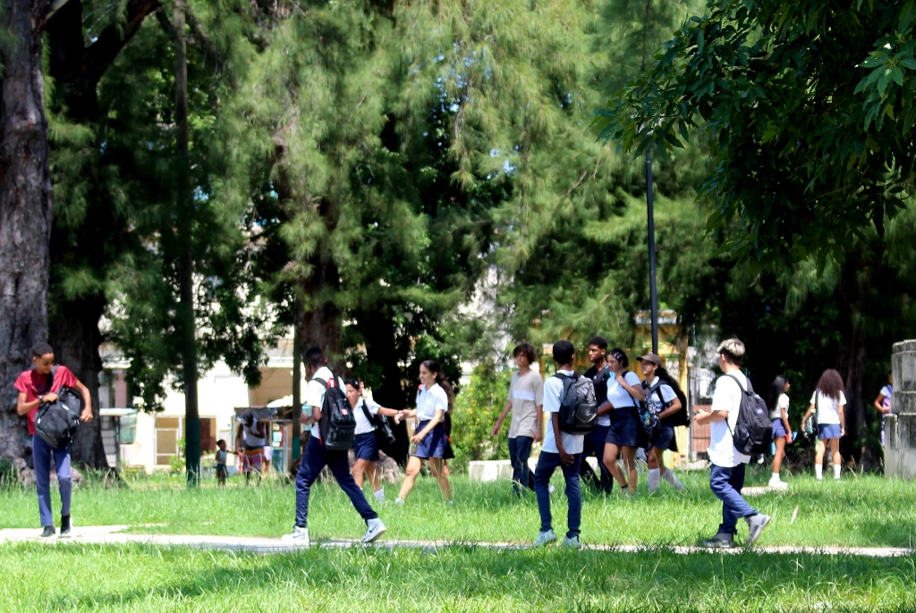 middle-school-students-in-havana,-cuba