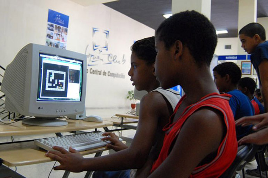 clubs-de-computacion-en-cuba:-soluciones-ante-la-crisis-economica