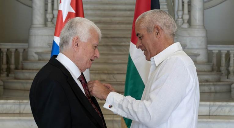 palestinian-ambassador-to-cuba-receives-friendship-medal