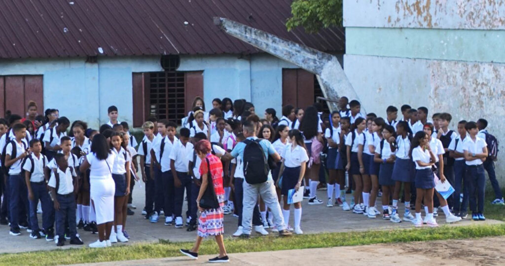 cuban-students-spent-three-weeks-in-a-‘school-in-the-countryside’-without-leaving-the-city-and-without-books