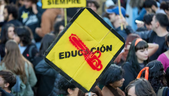 una-marcha-universitaria-desafia-el-ajuste-economico-de-milei-en-argentina