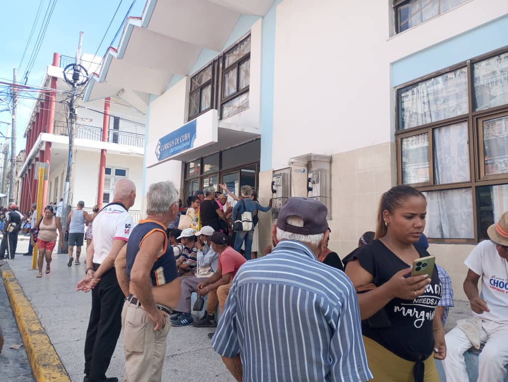 at-the-central-post-office-in-cienfuegos,-a-single-employee-serves-the-public