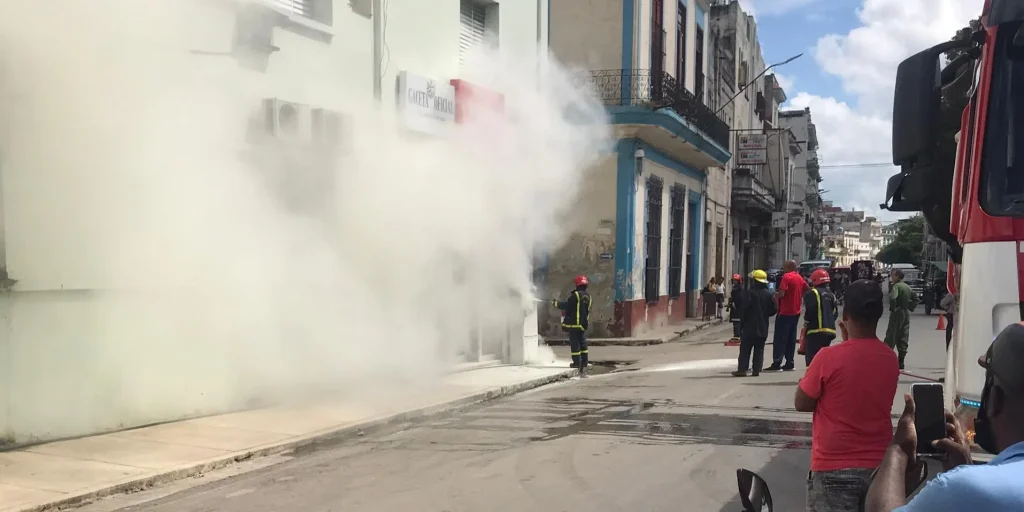 incendio-en-la-sede-de-la-‘gaceta-oficial’-moviliza-a-bomberos-en-centro-habana