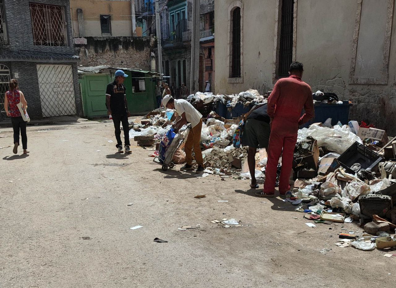 cuban-president-diaz-canel-analyzes-the-‘contingency’-of-garbage-in-the-cleanest-neighborhoods-of-havana