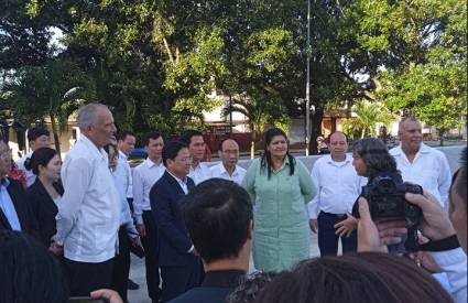 vietnamese-party-leader-tours-cuban-province