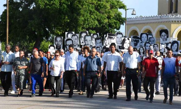 rinden-tributo-a-victimas-del-crimen-de-barbados-con-peregrinacion-en-la-necropolis-de-colon