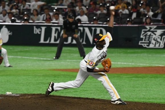 livan-moinelo-se-corona-como-el-lanzador-mas-efectivo-en-la-liga-japonesa