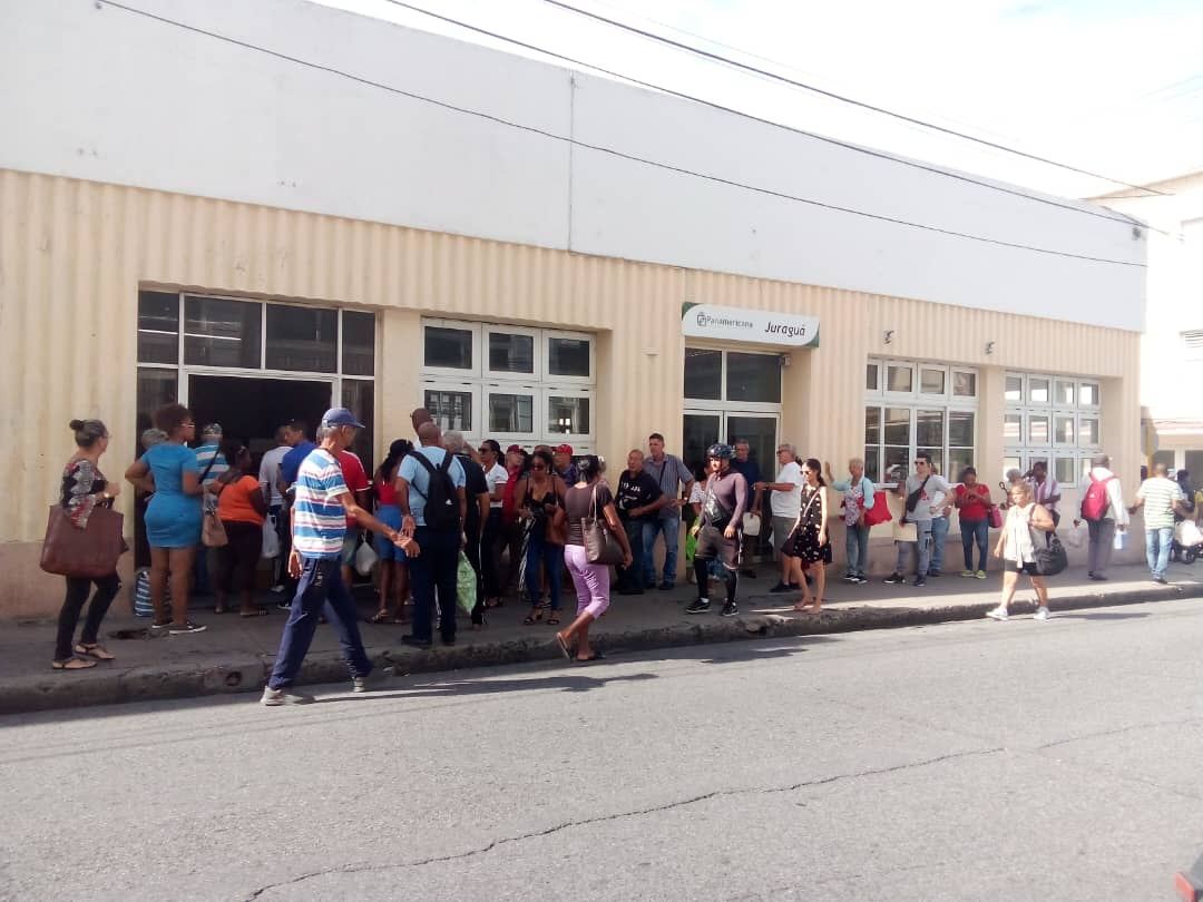 in-cienfuegos,-cuba,-they-take-advantage-of-the-work-day-to-stand-in-line